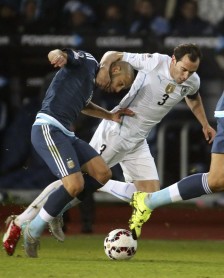 Argentina gana con la mínima diferencia ante su rival Uruguay
