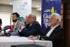 Sebastián Palacios, ministro de Deporte, Jorge Delgado, presidente del Comité Olímpico Ecuatoriano, y Baltazar Medina, presidente de la Organización Deportiva Bolivariana (Odebo), en una reunión de organización de los Juegos Bolivarianos el 11 de abril de 2023.