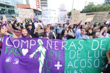 Marcha por el Dí­a de la Mujer. Varios colectivos feministas se reunieron en la Caja del Seguro para dirigirse al Centro Histórico de Quito.