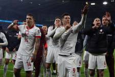 Robert Lewandowski y sus compañeros de la selección de Polonia celebran la victoria en penales contra Gales y la clasificación a la Eurocopa 2024.