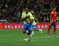 Endrick celebra su gol con Brasil ante España en el Santiago Bernabeu en Madrid.