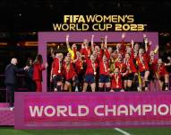 La selección femenina de España levanta el trofeo de la Copa del Mundo