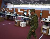 Presencia militar en los recintos durante las elecciones del 20 de agosto de 2023.