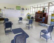 Imagen de un aula de una unidad educativa básica de Durán, Ecuador.
