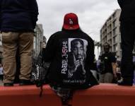 Vista de varias personas que recuerdan a la estrella del hiphop Tupac Shakur cerca del Paseo de la Fama de Hollywood en junio de 2023.