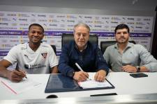 Michael Estrada firmó su contrato con Liga de Quito