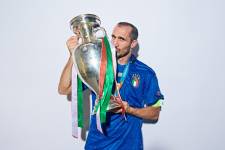 Giorgio Chiellini besa el trofeo de la Eurocopa