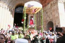 La Virgen de El Cisne en su peregrinación en Cuenca.