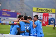 Jugadores celebran el gol de Facundo Pons sobre Libertad