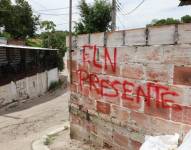 Fotografía de archivo de un muro de una casa marcada con un grafiti de la guerrilla del Ejército de Liberación Nacional.