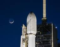 Fotografía tomada al cohete Falcon 9, dos horas antes del despegue en Florida