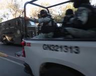 Un camión blindado que hace parte de un convoy de seguridad en el que las autoridades transportan a Ovidio Guzmán, hijo del 'Chapo', sale rumbo al penal del Altiplano en Ciudad de México (México). Imagen de archivo. EFE/ Sáshenka Gutiérrez