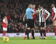 Jugadores del Arsenal y Newcastle discuten con el árbitro central del partido Andrew Madley durante el empate sin goles entre Urracas y 'Gunners'.