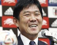 Hajime Moriyasu, seleccionador de Japón, sonríe en una conferencia de prensa realizad en Tokio el miércoles 28 de diciembre de 2022 (Kyodo News via AP)
