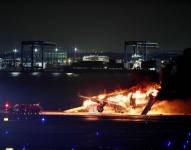 El avión de la compañía Japan Airlines (JAL) que se incendió en la pista del aeropuerto de Haneda, en Toki.