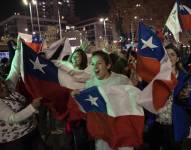 Adherentes de la opción Rechazo celebraban este domingo el resultado del plebiscito constitucional, en Santiago.