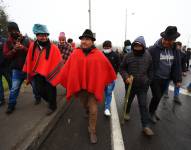 El presidente de la Confederación de Nacionalidades Indígenas del Ecuador (Conaie), Leonidas Iza (c), llega al sector de Chasqui, donde indígenas cerraron desde tempranas horas de la mañana la carretera principal de ingreso a Quito