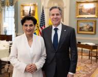 Imagen de la canciller ecuatoriana Gabriela Sommerfeld junto a Antony Blinken, secretario de Estado de Estados Unidos.