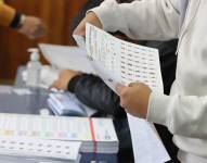 Entrega de papeletas electorales durante los comicios de febrero de 2023.