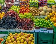 Imagen de frutas expuestas en un puesto de mercado.
