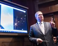 El subdirector de la Inteligencia Naval de EE.UU., Scott Bray, muestra un video en el que se ve fenómenos voladores no identificados, este 17 de mayo de 2022, en el Congreso en Washington. EFE/Jim Lo Scalzo