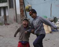 Niños juegan al fútbol en Catzuqui de Velasco, una zona rural que carece de servicios básicos garantizados como agua potables y aguas servidas, a las afueras de Quito, Ecuador.