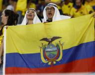 GR5010. DOHA (CATAR), 25/11/2022.- Hinchas de Ecuador animan hoy, en un partido de la fase de grupos del Mundial de Fútbol Qatar 2022 entre Países Bajos y Ecuador en el estadio Internacional Jalifa en Doha (Catar). EFE/Rodrigo Jiménez