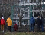 Ciudadanos ucranianos observan ayer 31 de diciembre los daños causados por los misiles rusos.
