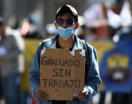 Manifestantes participaron en una marcha con motivo del Día Internacional del Trabajo, este 1 de mayo de 2022, en Quito.