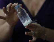 La investigadora del campus de ciencias exactas de la Universidad de Guadalajara, Blanca Rosa Aguilar, muestra un frasco de leche materna en polvo.