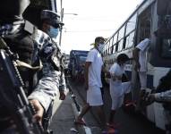 Los militares salen a patrullar en las calles tras la ola de violencia que se vive en El Salvador.