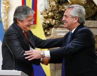 El presidente de Argentina, Alberto Fernández (der.) y su homólogo de Ecuador, Guillermo Lasso (izq.).