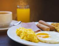 En muchas culturas, el desayuno incluye mas porciones de alimentos que en las sociedades occidentales.