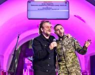 El músico irlandés Bono (i) de la banda U2 actúa con el cantante ucraniano Taras Topolya (d) de la banda Antytila, que ahora sirve en el ejército ucraniano, en la estación de metro de Khreshatyk en Kyiv (Kiev) este domingo, para apoyar a Ucrania en el conflicto con Rusia.