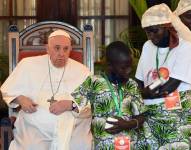 El papa Francisco (i) recibe a víctimas del conflicto en el este de la República Democrática del Congo (RDC) en Kinsasa este 1 de febrero. EFE/EPA/CIRO FUSCO