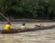 Dos personas viajan en canoa, el 27 de julio de 2022, en Sarayaku (Ecuador).