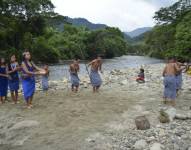 Indígenas shuar bailando a las orillas del río Yacuambi.