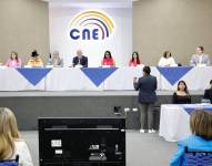 Autoridades del CNE previo al sorteo para el debate de candidatos presidenciales.