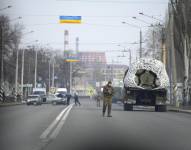 Un soldado ucraniano está junto a un vehículo militar en un camino en Kramatosrk, este de Ucrania.