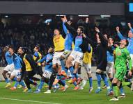 Los jugadores del Nápoli festejan el abultado triunfo con los hinchas presentes en el estadio.