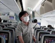 Los CDC recomiendan seguir usando mascarilla en aviones y otros transportes masivos.