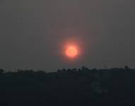 Fotografía del amanecer que muestra la capa de humo causada por incendios forestales este miércoles, en Tegucigalpa.