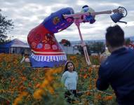 Una niña posa frente a una calavera gigante en municipio de Atlixco, estado de Puebla (México).
