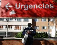 Un hombre lleva una mascarilla en el exterior de un centro sanitario en Madrid.
