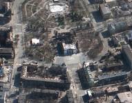 Esta imagen de satélite, proporcionada por Maxar Technologies el sábado 19 de marzo de 2022, muestra las consecuencias del ataque contra el teatro Drama, Ucrania.