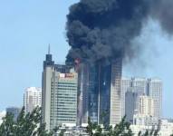 Imagen del edificio en llamas en Tianjin, China.