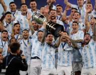 Lionel Messi (c) y jugadores de Argentina celebran con la copa el triunfo ante Brasil hoy, en la final de la Copa América entre Argentina y Brasil en el estadio Maracana en Río de Janeiro (Brasil).