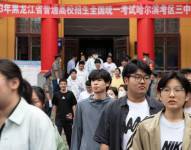 Estudiantes saliendo de dar su examen gaokao, considerado uno de las más difíciles del mundo.