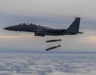 Un F-15K surcoreano lanzando dos bombas de precisión JADAM durante un simulacro, este año.