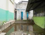 Escuelas inundadas en la provincia del Guayas.